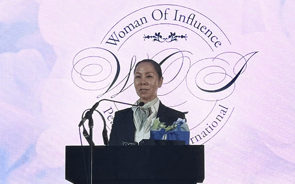 Insooni accepting the PSBI Woman of Influence Award in 2025.