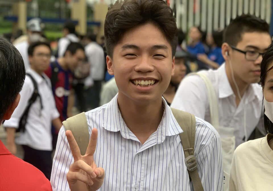 Manh Ha Keeps Smile On His Face On The First Day To University